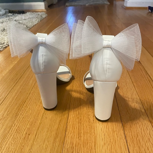 White heels with bow - Picture 2 of 4